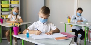 kids-writing-classroom-while-wearing-medical-masks.jpg
